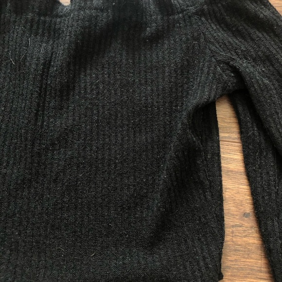 Black off the shoulder long sleeve crop top - Picture 2 of 3